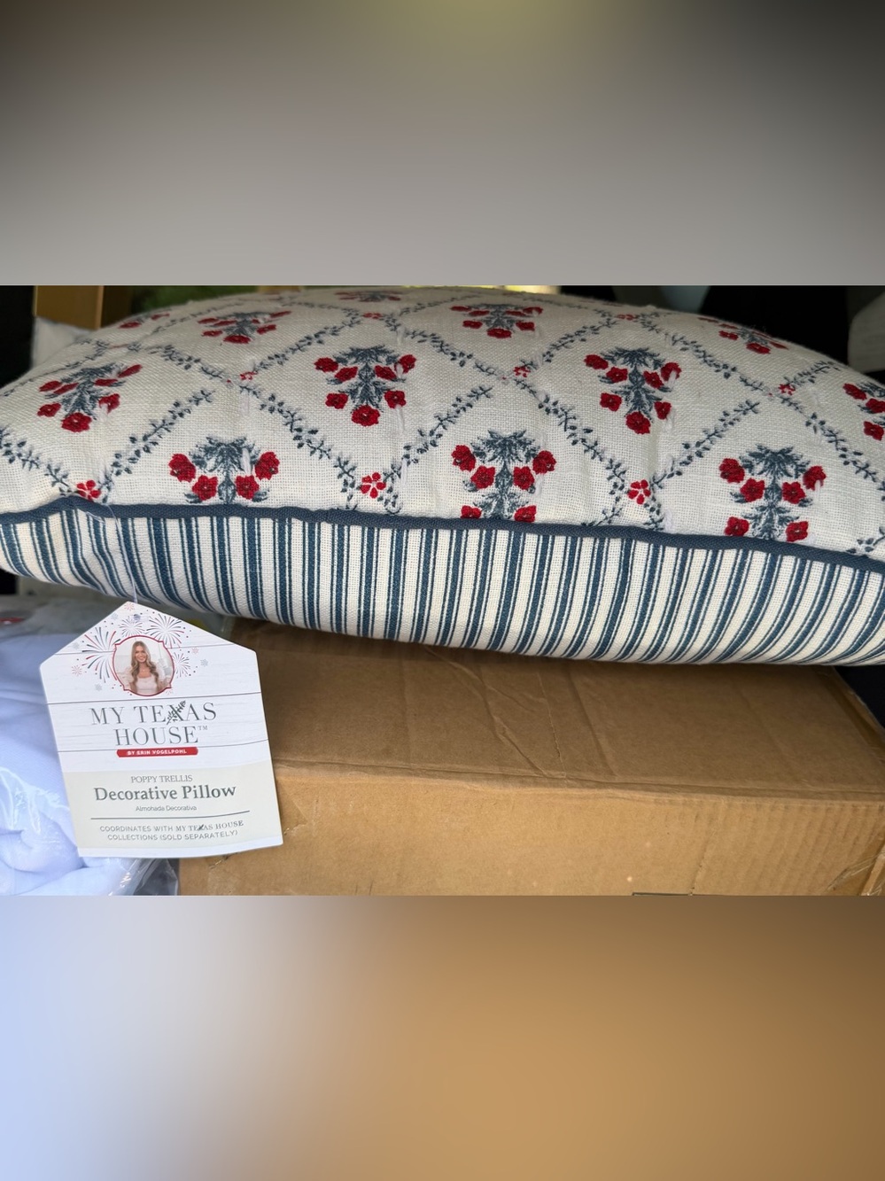 MY TEXAS HOUSE NWT reversible Poppy Trellis
Decorative Pillow 19" x13” - Picture 9 of 9